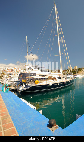 Bateau au mouillage à Moraira Marina avec pueblo en arrière-plan Banque D'Images