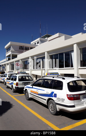 Taxis officiels de transfert de l'aéroport garés à l'extérieur de l'aéroport de la Paz / El Alto (LPB, le plus haut aéroport international du monde à 4050m), Bolivie Banque D'Images