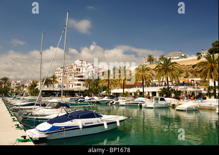 Bateaux au mouillage à Moraira avec Marina Club Nautica et pueblo en arrière-plan Banque D'Images