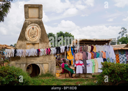 Un marché aux puces en milieu rural dans l'ouest du Kenya. Banque D'Images