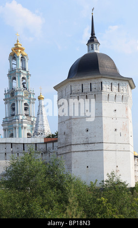 Carpenter tour et le clocher de la Sainte Trinité - Saint Sergius Lavra, Serguiev Posad, district de Moscou, Russie Banque D'Images