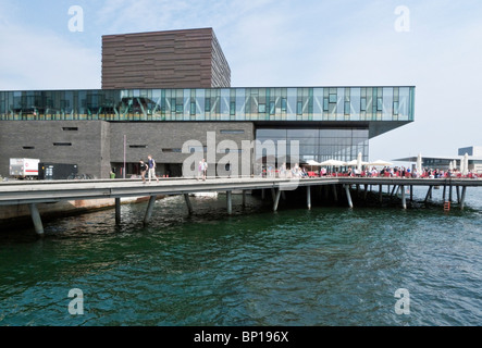 Skuespilhuset Théâtre Royal Danois (Le) par le port de Copenhague vu depuis le quai Banque D'Images