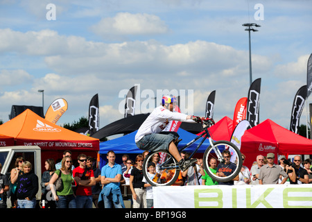 Champion du monde Trial Biker Petr Kraus au Bike Expo à Munich montrant certains de ses tours. Banque D'Images