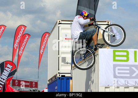 Champion du monde Trial Biker Petr Kraus au Bike Expo à Munich montrant certains de ses tours. Banque D'Images