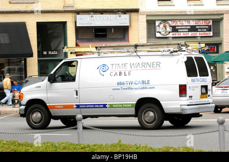 Un câble de Time-Warner, van classiques, via le centre-ville, au moyen d'un appel de service à Orange, CA. Banque D'Images