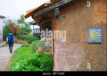 L'Espagne, randonneur pèlerinage sur le Camino de Santiago, Asturies, Espagne (MR) Banque D'Images
