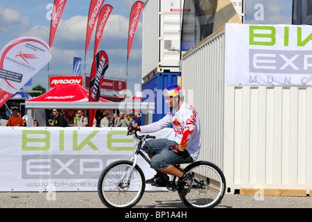 Champion du monde Trial Biker Petr Kraus au Bike Expo à Munich montrant certains de ses tours. Banque D'Images