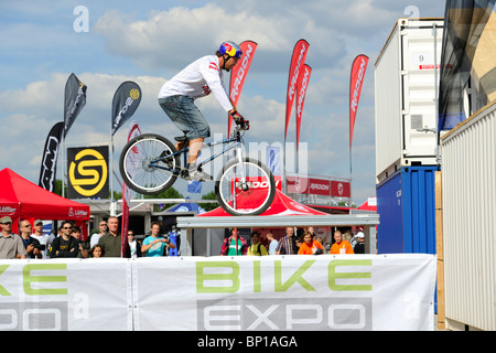 Champion du monde Trial Biker Petr Kraus au Bike Expo à Munich montrant certains de ses tours. Banque D'Images