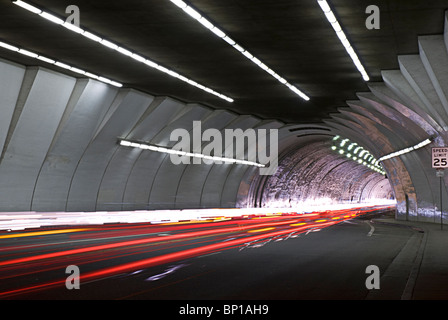 Une vue nocturne de la 2e rue Tunnel dans Los Angeles, Californie, USA Banque D'Images