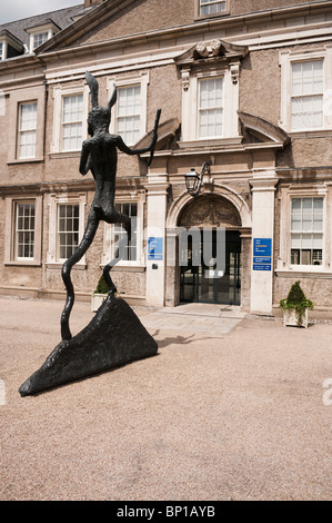 Statue en bronze d'un lièvre irlandais devant l'entrée de l'Irish Museum of Modern Art, Dublin Banque D'Images