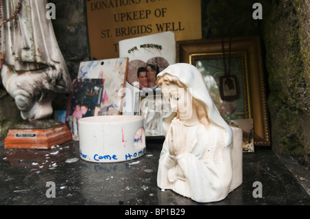 Saintes reliques et cadeaux à gauche St Brigid de Kildare's Shrine. Banque D'Images