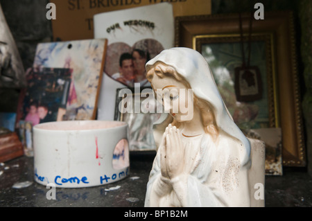 Saintes reliques et cadeaux à gauche St Brigid de Kildare's Shrine. Banque D'Images