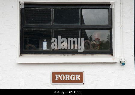 Fenêtre d'une forge traditionnelle avec des fers. Banque D'Images