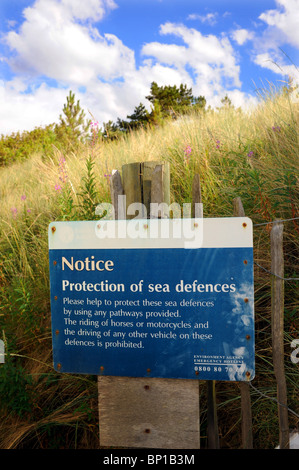 Protection des défenses mer signe sur plage le long de la côte nord Norfok UK Banque D'Images