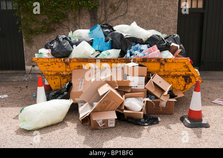 Ordures débordant skip Banque D'Images