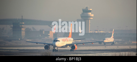 Un avion easy jet des taxis à l'aéroport Gatwick de Londres. Photo par James Boardman Banque D'Images