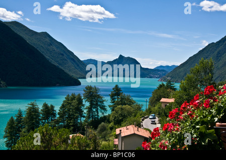 Sur le lac du village de Cressogno Banque D'Images