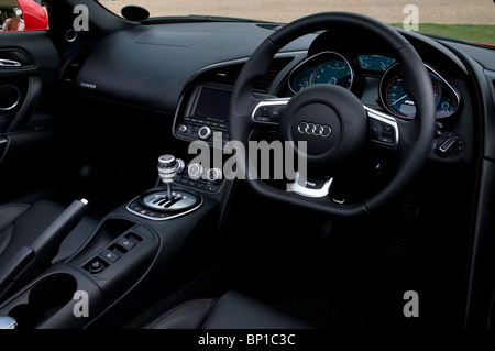 2010 Audi R8 V10 Spider planche de bord Banque D'Images