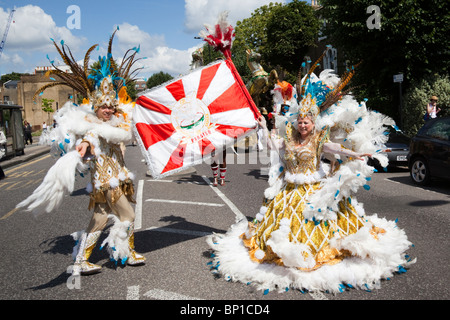 Carnaval 2010 Un Hackney, flagbearers de l'école de samba Paraiso Banque D'Images