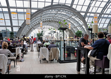 Personnes dans un restaurant à l'luxueux grand magasin KaDeWe Berlin Allemagne Juillet 2010 Banque D'Images