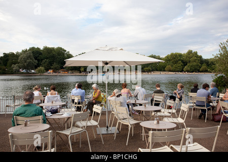 Le Lido Bar Café, la serpentine, à Hyde Park, les parcs royaux, Londres, Angleterre, Royaume-Uni. Photo:Jeff Gilbert Banque D'Images