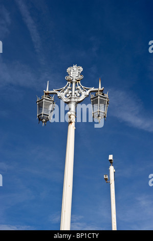 Les lampadaires ornés ; éclairage de rue contre un ciel bleu d'été le long du front de mer de Brighton. Banque D'Images