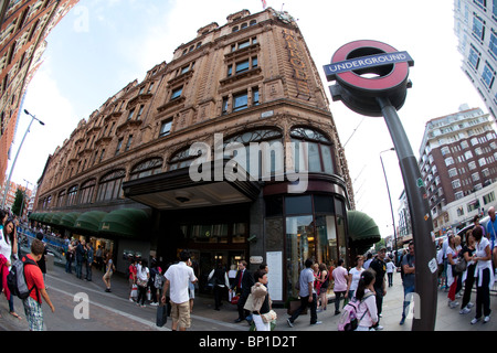 Magasin de luxe Harrods, situé sur Brompton Road à Knightsbridge, Londres, Angleterre, Royaume-Uni. Photo:Jeff Gilbert Banque D'Images