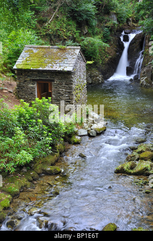 Rydal Beck tombe dans la piscine à côté de l'ancien affichage des prix dans les motifs de Rydal Hall Banque D'Images