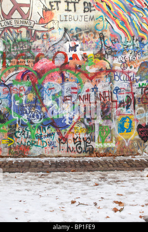 Graffiti vibrant sur le mur John Lennon, symbole de paix et d'amour, Prague, République tchèque. Banque D'Images