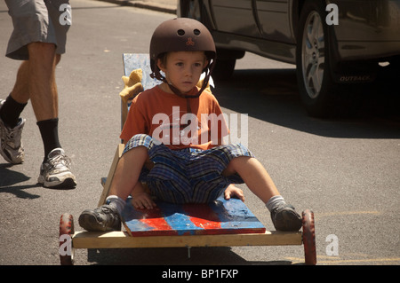 Enfants et adultes participent à un voisinage boîtes à savon dans le quartier Park Slope de Brooklyn, à New York Banque D'Images