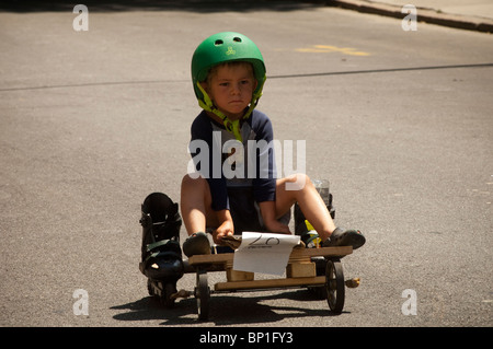 Enfants et adultes participent à un voisinage boîtes à savon dans le quartier Park Slope de Brooklyn, à New York Banque D'Images