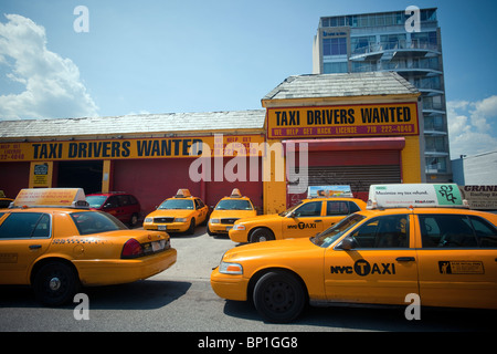 Un taxi garage est vu dans le quartier Park Slope de Brooklyn, à New York Banque D'Images