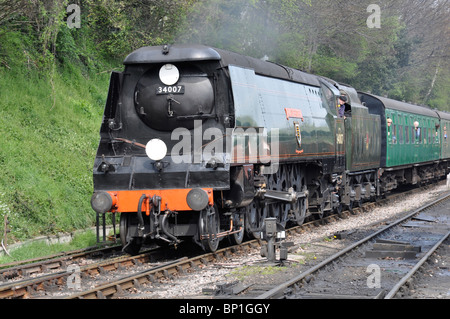 Pays du Pacifique ouest préservée classe Loco n°34007 'Wadebridge' sur le milieu Hants Railway, Hampshire, England, UK Banque D'Images