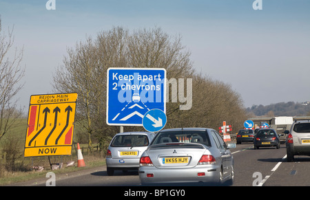 La SIGNALISATION DES TRAVAUX ROUTIERS AUTOROUTE M5 ENGLAND UK VU DE VOITURE Banque D'Images