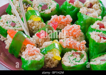 Piffetp riz traite de façon ludique qu'imiter des sushis sont servis pour le dessert. Banque D'Images