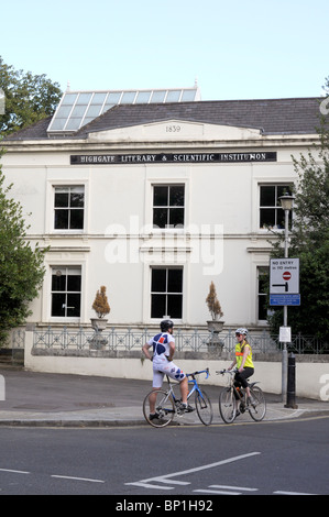 Les cyclistes DE LONDRES PAR L'INSTITUTION SCIENTIFIQUE ET LITTÉRAIRE DE HIGHGATE, fondée en 1839, QUI ONT PARTICIPÉ À KARK MARX Banque D'Images