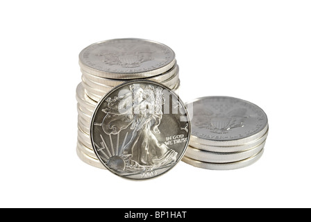 Des piles de U.S. Silver Eagle pièces avec vue de Lady Liberty montrant sur le devant d'une pièce de monnaie. Banque D'Images