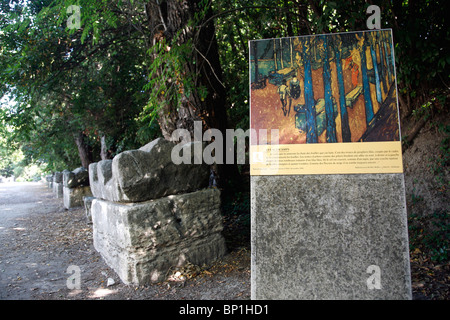 France, Provence Alpes Cote d'Azur, Bouches du Rhône (13), Arles, Les Alyscamps, nécropole et Vincent Van Gogh painting Banque D'Images