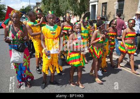 Groupe d'enfants noirs habillés de couleurs vives, un carnaval 2010 Hackney Banque D'Images