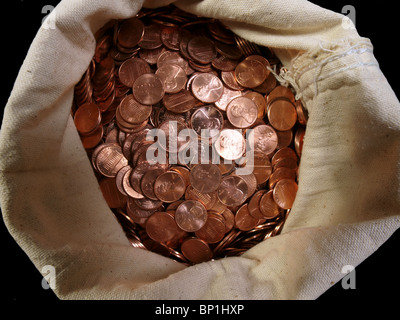 Nouveau penny dans une toile vintage argent sac. Banque D'Images
