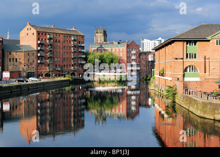 À l'Est le long de la rivière Aire appels vers le centre-ville de Leeds West Yorkshire Banque D'Images