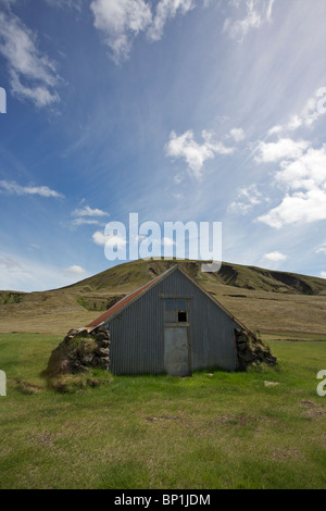 Leidolfsfell sous une ferme abandonnée dans les montagnes du Parc National de Vatnajökull. Hautes terres d'Islande Banque D'Images