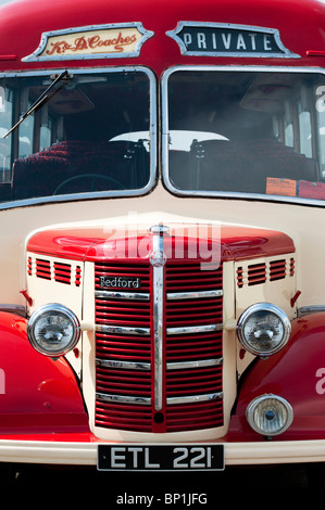 Bedford OB Vintage entraîneurs lors d'une foire à vapeur en Angleterre Banque D'Images