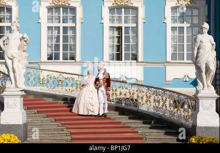 Un couple portant des costumes historiques, Saint Petersburg, Russie Banque D'Images