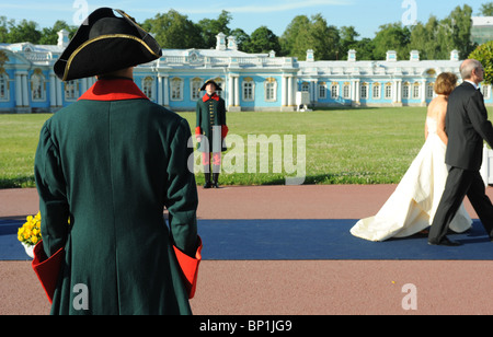 Les hommes en uniforme en face du Palais de Catherine, Saint Petersburg, Russie Banque D'Images