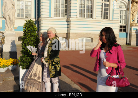 Un couple portant des costumes historiques, Saint Petersburg, Russie Banque D'Images