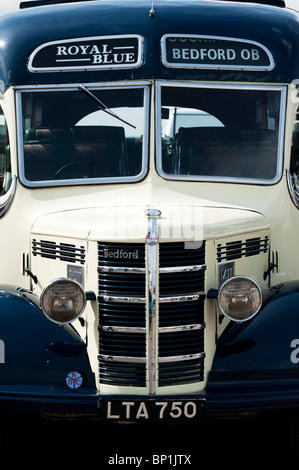 Bedford OB Vintage entraîneurs lors d'une foire à vapeur en Angleterre Banque D'Images