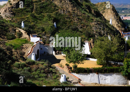 Des habitations troglodytiques dans le quartier Troglodyte (Barriada de las Cuevas), Guadix, Province de Grenade, Andalousie, Espagne, Europe de l'Ouest. Banque D'Images