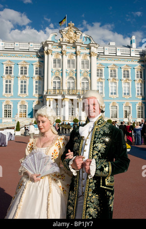 Un couple portant des costumes historiques, Saint Petersburg, Russie Banque D'Images