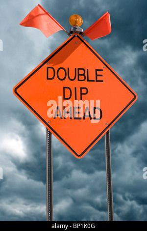 Un signe de la sécurité routière orange avec les mots "Double Dip" sur elle se référant à la possibilité d'une double récession Banque D'Images